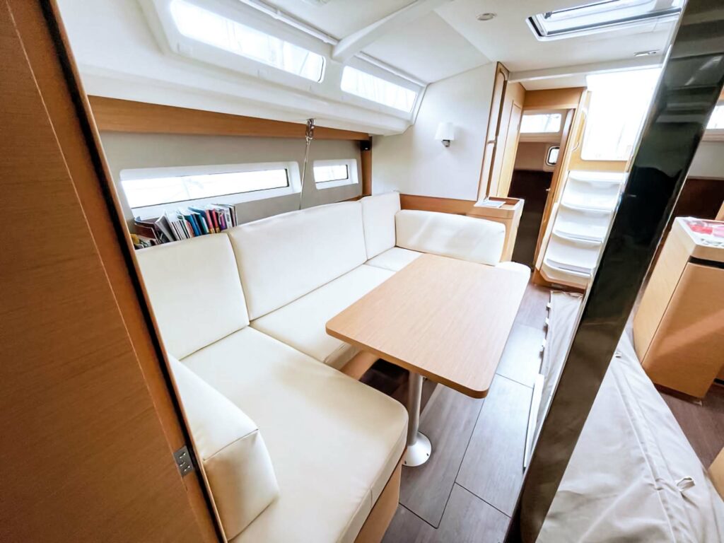 Banquette-coussin-Sellerie-bateau-Russo-Yachting-Services-La Seyne-Toulon-Hyères-Var-PACA-2022-11-28 at 11.08.55 (3)