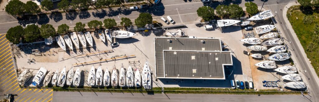 Chantier Naval de Russo Yachting Services, Vue de dessus par un drone, avec des bateaux en travaux