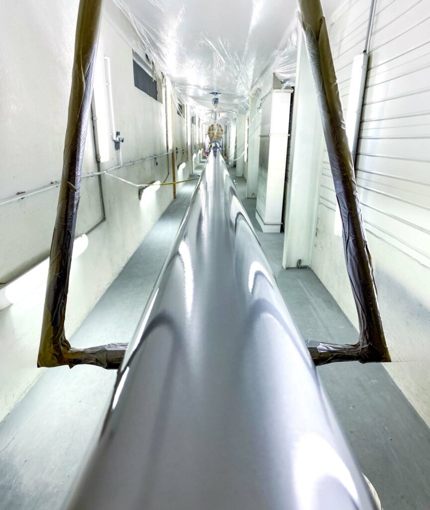 Cabine de Peinture et Vernis de Mâts de bateau et voilier - Russo-Yachting-Services-La Seyne-Toulon-Hyères-Var-PACA